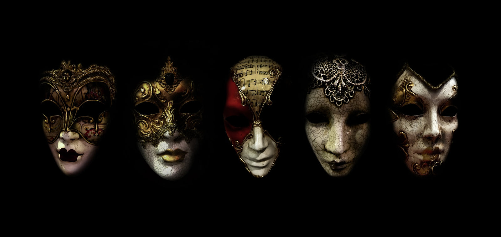 Immerse yourself in Mysterious Elegance : Discover the Enchanting Universe of Venetian Masks
